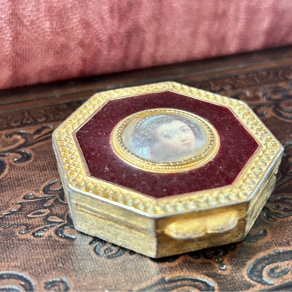 Vintage Charles Revson Ultima Ciara Cameo Gold Tone Octagon Compact - Picture 3 of 6